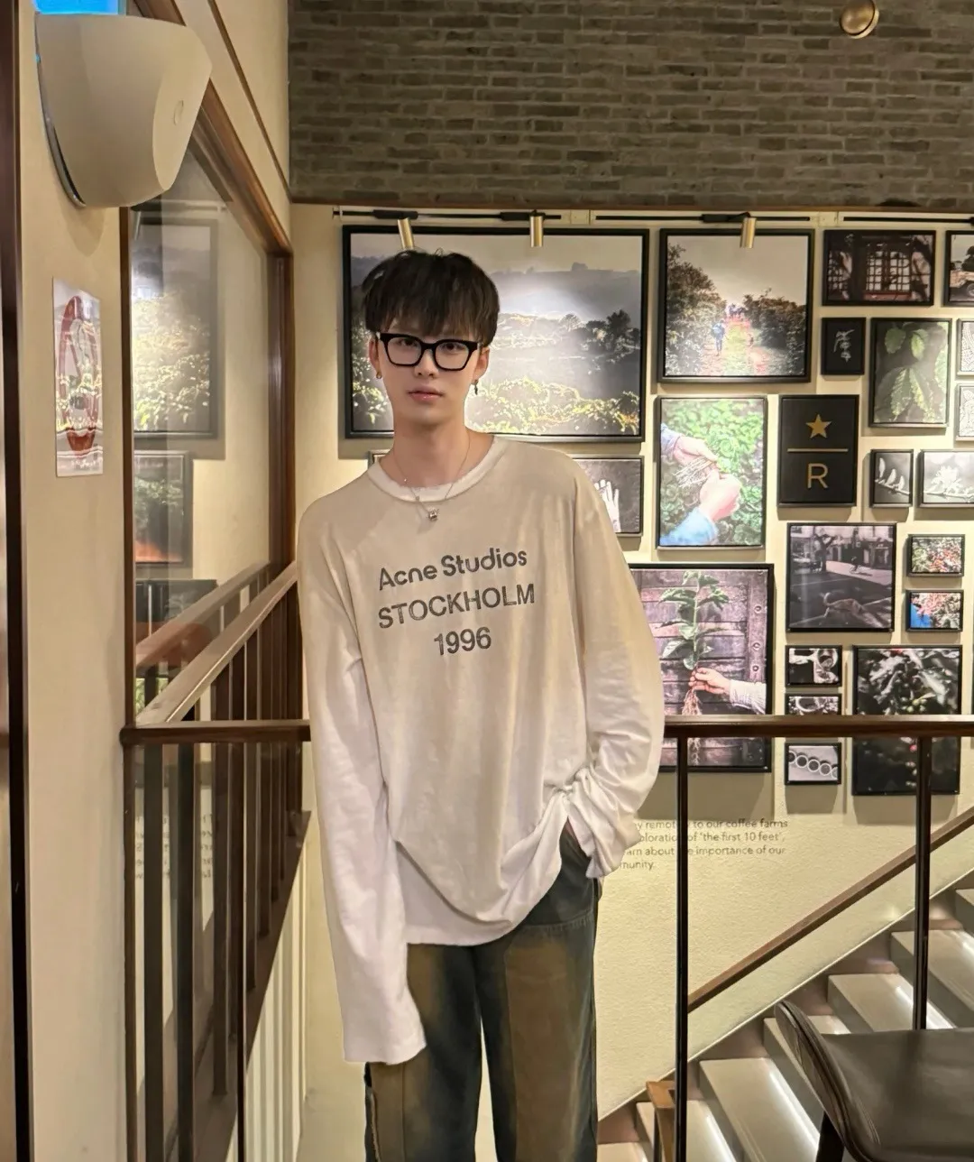 Autumn is a base layer that can be worn all year round. Acne Studios men's and women's Same Style distressed washed round neck loose long-sleeved T-shirt is made of customized G 32s 85% snowflake cotton + 15% linen blended fabric with a comfortable upper body feel. Custom-woven and dyed yarn, the color is 100% consistent. The logo adopts a specially imported screen glue printing process. The small print on the chest pocket highlights ACNE's small features. The entire set of accessories is independently developed, and every small detail is perfectly presented. Retro distressed style uses White as the base color collar, and the upper body uses a unique tea dyeing process to give a natural and Retro tone. The printing is particularly strong and not easy to fall off after high temperature fixation. Fabric customization: gram snowflake cotton, garment dyeing + hand-grinding holes + sand blasting + 1:1 customization 100% reduction! The right product on the market! The fabric is super soft for men and women Same Style ACNE Pocket Print Long Sleeve Color: Black White Pink Navy Blue Gray Size：S-XL